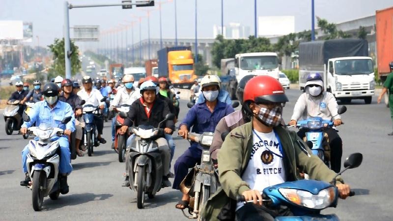 Hai cô gái bị cuốn vào gầm xe tải sau cú va chạm - ảnh 3